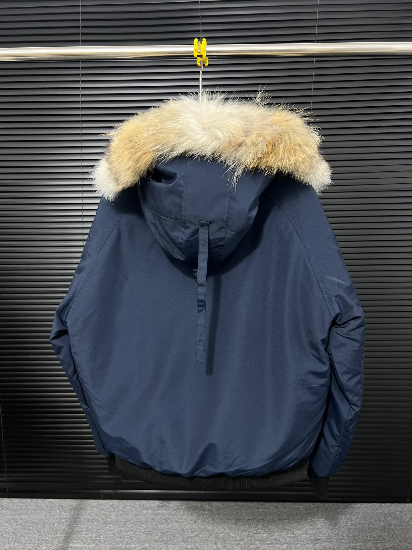 P720 🆕Top version! Comes with a tote bag! Chip version💰𝑪𝒂𝒏𝒂𝒅𝒂 𝑮𝒐𝒐𝒔𝒆/Canada Goose Chilliwack Goose 01 bomber jacket down! The top original replica version refers to the highest version in China currently (there is no one) ⚠️Note: There is no foundry in China! ! ! Saying it is original order, ZP goods, pure original goods, etc. is just a gimmick by some peers. Do not be deceived!  ⚠️Note: The latest version of this year’s authentic product has a strap (the latest version can be bought at the newly opened Galeries Lafayette Canada Goose counter in Beijing) ⚠️Note: (The authentic product does not have blue wash marks this year) Version comparison introduction 1⃣️Top replica: Made of 18-count polyester-cotton blended fabric imported from South Korea (authentic synchronized fabric), national standard 90 white duck down, western Canadian coyote hair 2⃣️Mid-range version: Made of domestically produced 21-count polyester-cotton fabric, 50% standard white duck down, Eastern Canada coyote hair, top original goose analysis Analysis 1 (wolf hair): All customers are guaranteed to receive a fur collar that is grayer than the original color. Each wolf hair is 55cm long and 14cm wide, all made from wild first-grade gray wolf skins in western Canada! Analysis 2 (Trademark): We use dyed embroidery thread to truly achieve 100% reproduction of the trademark, ensuring that the embroidery thread is exactly the same as ZP, with zero color difference and 100% reproduction of the map letters! (We can guarantee that no one in our industry is more attentive and professional than us!) Analysis 3 (fabric): As we all know, the Canada Goose ZP fabric in previous years was a 21-count polyester-cotton washed, calendered and brushed fabric that was relatively hard. Last year and this year, dozens of authentic products purchased were all made of 18-count pure cotton fabrics, and we finally decided to use 18-count polyester cotton! (ZP synchronized fabric) Analysis 4 (Accessories): Domestic exclusive version of Velcro, one to one Y-shaped double hook original Velcro, YKK zipper, exclusive original workmanship of washed threaded down jacket!  Authentic products are not 100% perfect and flawless. Authentic products also have velvet hair loss, and most of the authentic wolf fur is mainly eastern yellow wolf fur. (Because our wolf skins are all auctioned at the same auction house as authentic products) There is an auction list to prove it.  At the same time, I will teach you a trick: buy an authentic product from Tmall, buy a piece of clothing from a merchant you trust at the same time, and come back to compare the details. ⚠️ Remember you get what you pay for! Don't be greedy for small gains, or you will suffer big losses! Color: Black Navy Beige Graphite Gray Royal Blue Size: XS S M L 54 120 84 79 140-160 XL 56 124 86 81 160-180 XXL 58 128 88 83 180-200